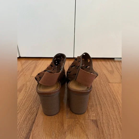 Soda-Brown Laser Cut Geometric Sandal Heels. size 10. - Picture 6 of 9